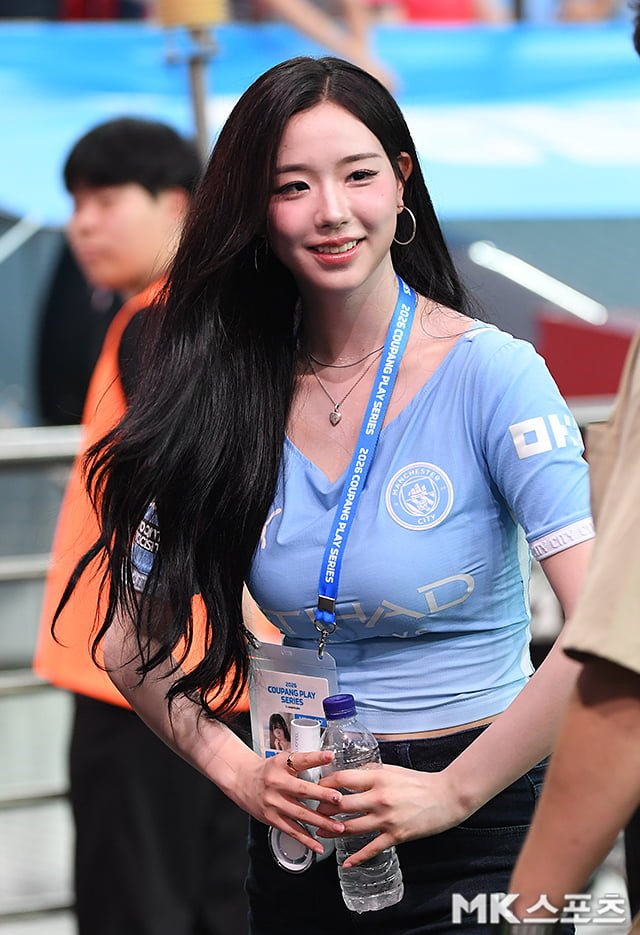 트리플S 김채연 오늘자 맨시티 유니폼 사진