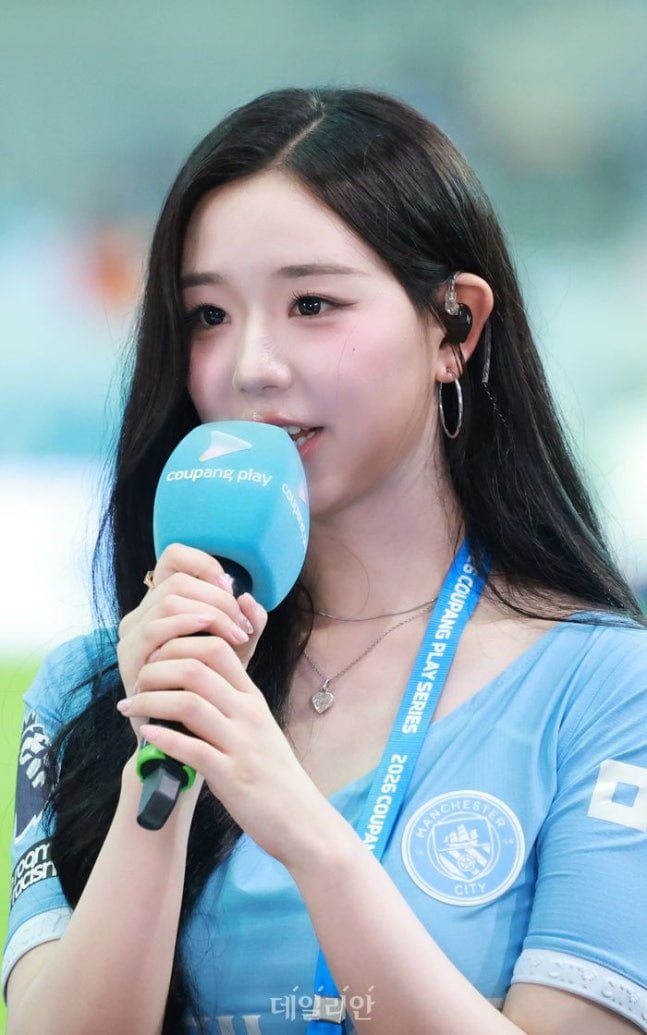 트리플S 김채연 오늘자 맨시티 유니폼 사진