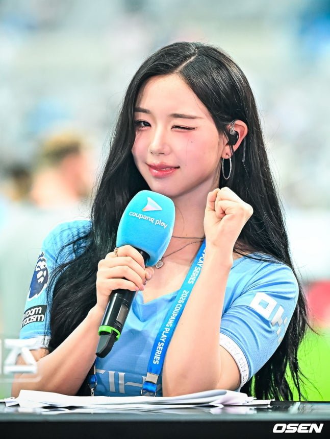 트리플S 김채연 오늘자 맨시티 유니폼 사진