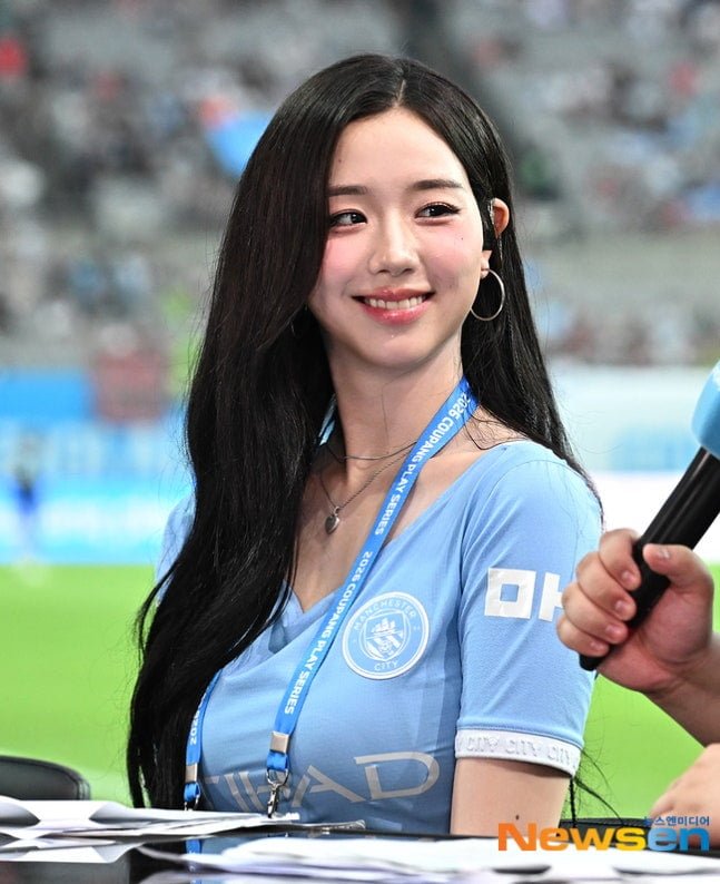 트리플S 김채연 오늘자 맨시티 유니폼 사진