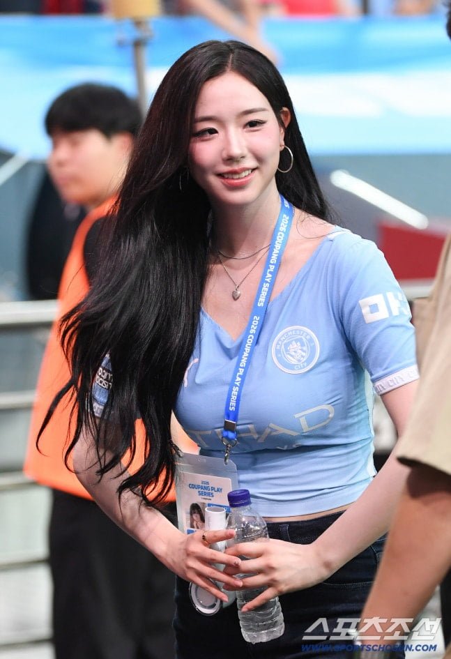 트리플S 김채연 오늘자 맨시티 유니폼 사진