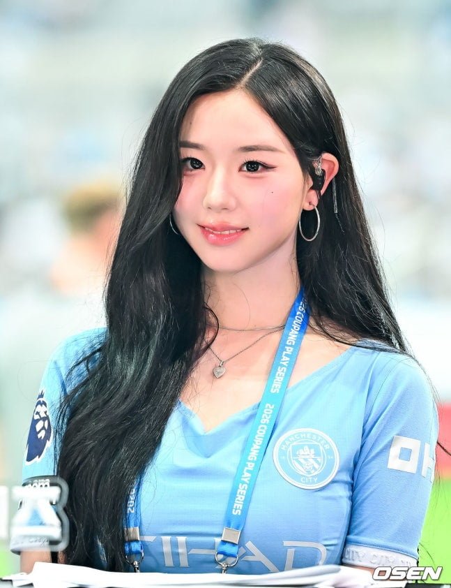 트리플S 김채연 오늘자 맨시티 유니폼 사진