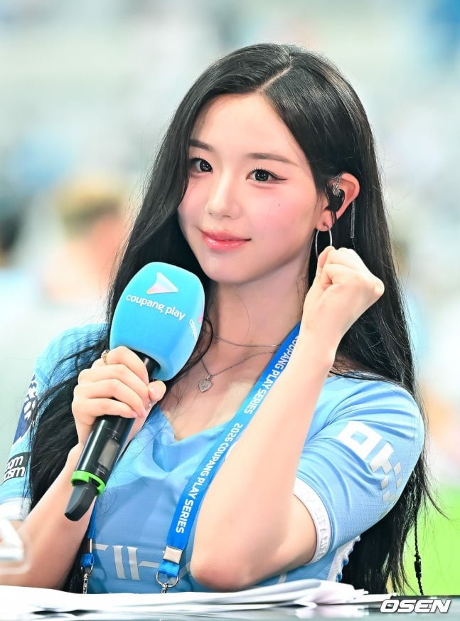 트리플S 김채연 오늘자 맨시티 유니폼 사진