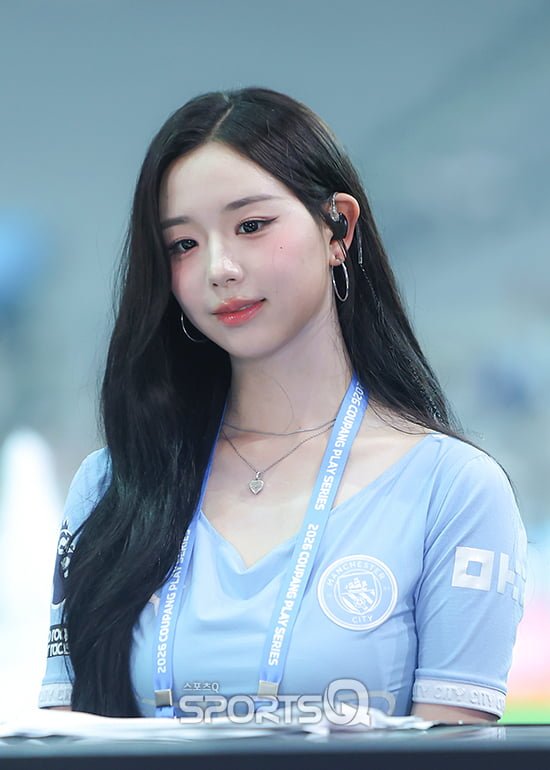 트리플S 김채연 오늘자 맨시티 유니폼 사진