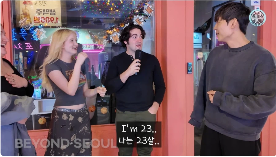 42살 생일을 맞이한 서양 남자.