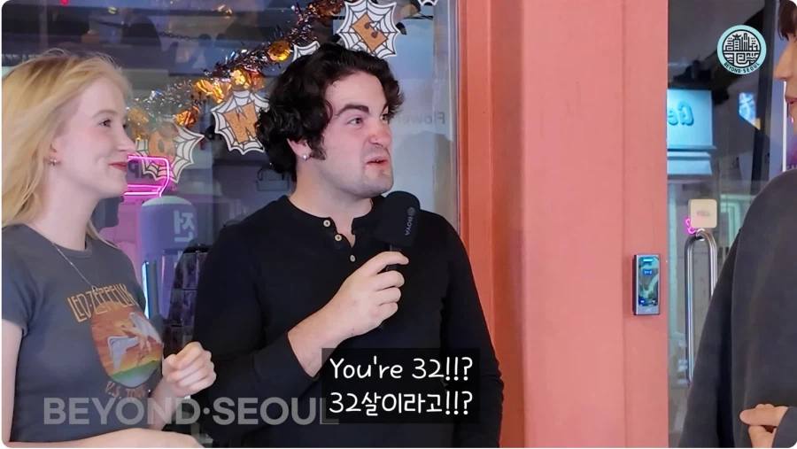 42살 생일을 맞이한 서양 남자.