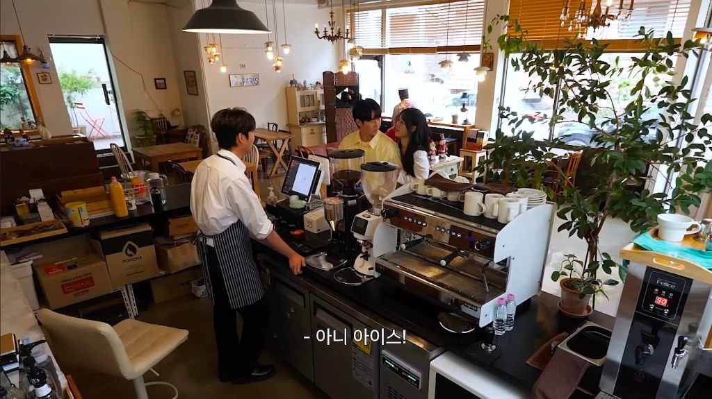 카페 알바가 된 여시... 이 중 제일 진상 손님은 누구인지 골라보기