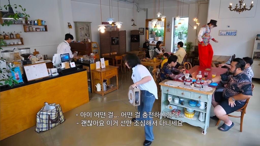 카페 알바가 된 여시... 이 중 제일 진상 손님은 누구인지 골라보기