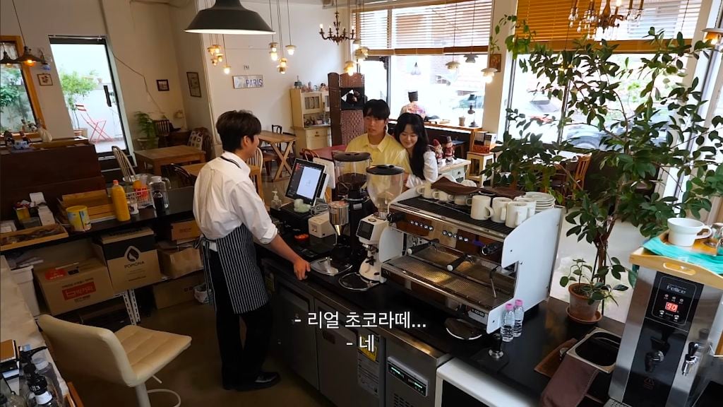 카페 알바가 된 여시... 이 중 제일 진상 손님은 누구인지 골라보기
