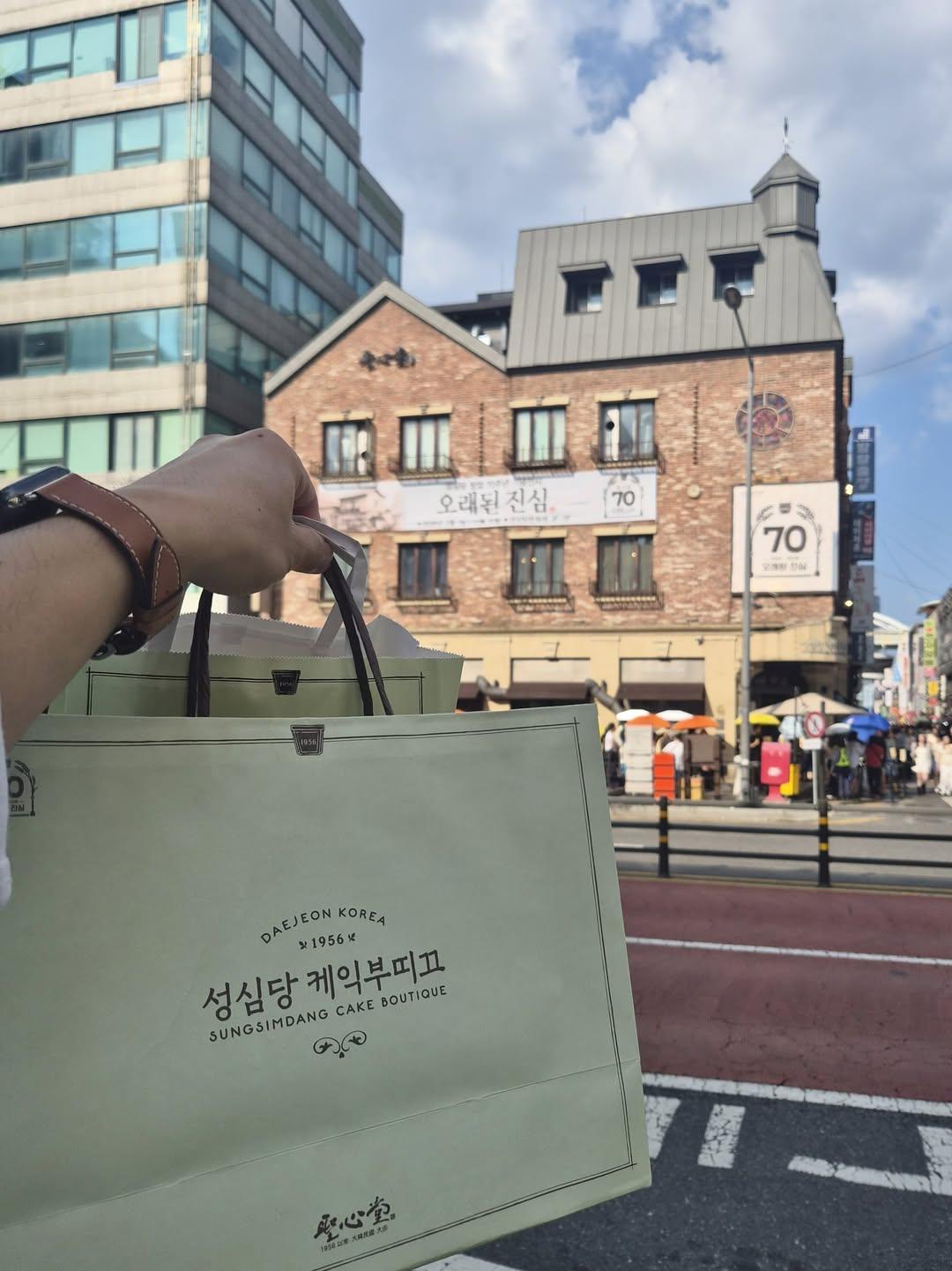 성심당 쇼핑백에 낙서 좀 했다는 사람.jpg