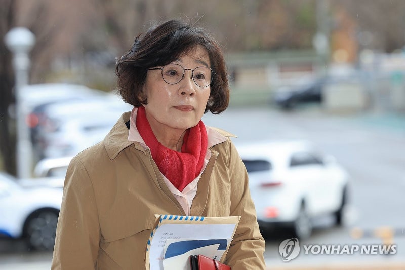 '법카 사적 유용' 유시춘 전 EBS 이사장 1심 무죄