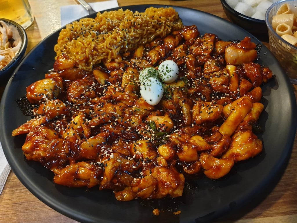 라면사리 추가 필수인 숯불치킨.jpg