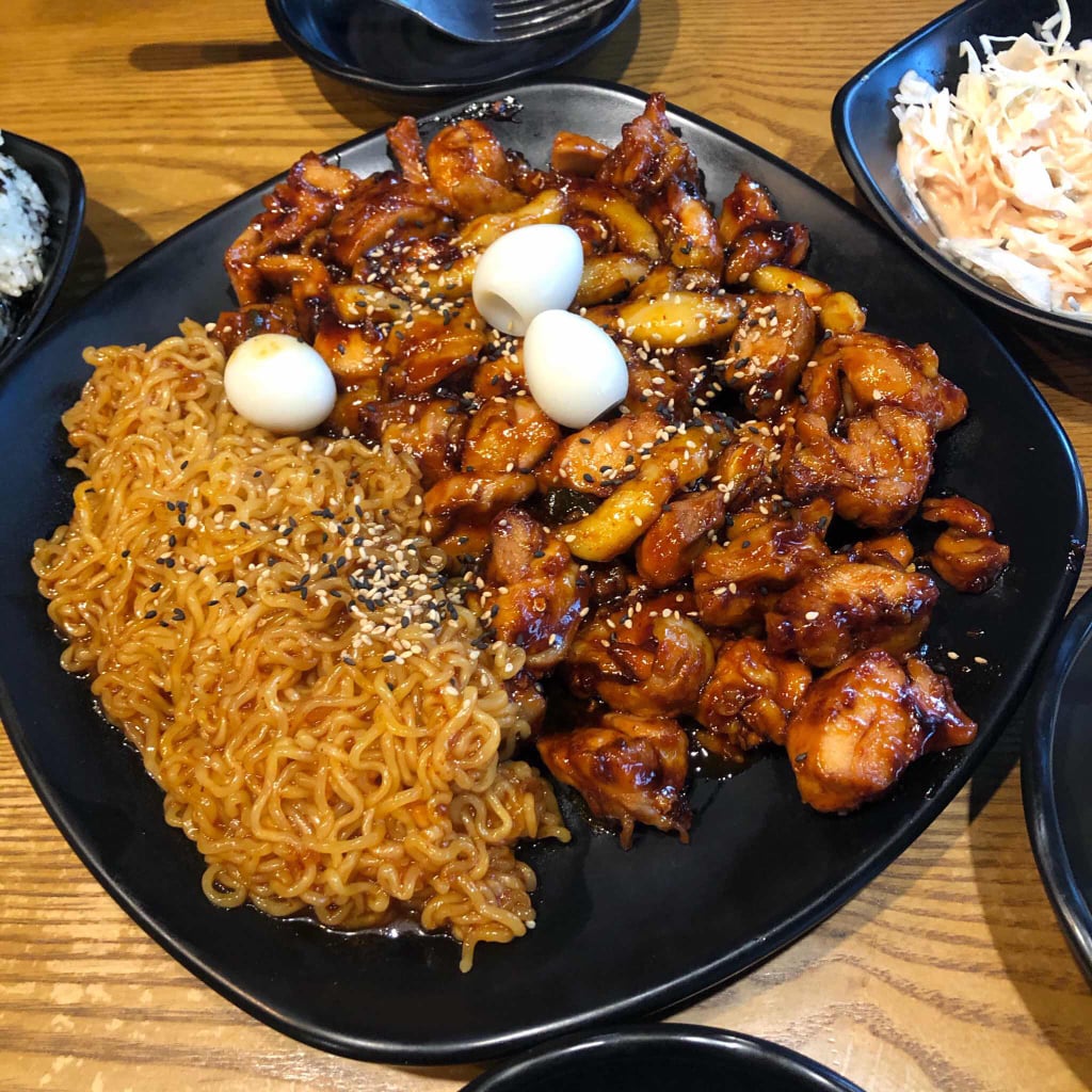 라면사리 추가 필수인 숯불치킨.jpg