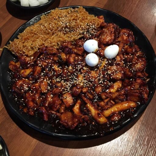 라면사리 추가 필수인 숯불치킨.jpg
