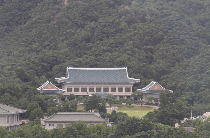 속보) 청와대 “대통령 4년 중임제 국민들도 원한다”
