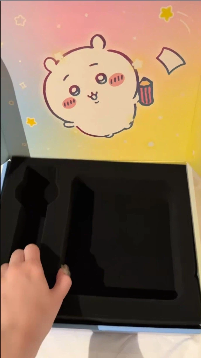 홍콩 호텔에서 아무렇게나 놓은 치이카와 특전을 청소직원이 버림.