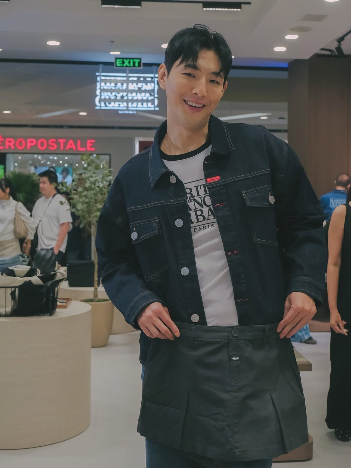 얼굴 확 달라졌다는 배우 지수 필리핀에서 포착.jpg