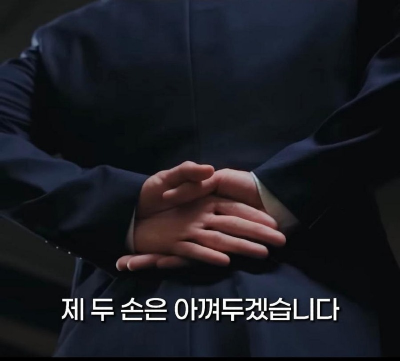어느 독립운동가가 뒷짐을 지고 사진을 찍은 이유
