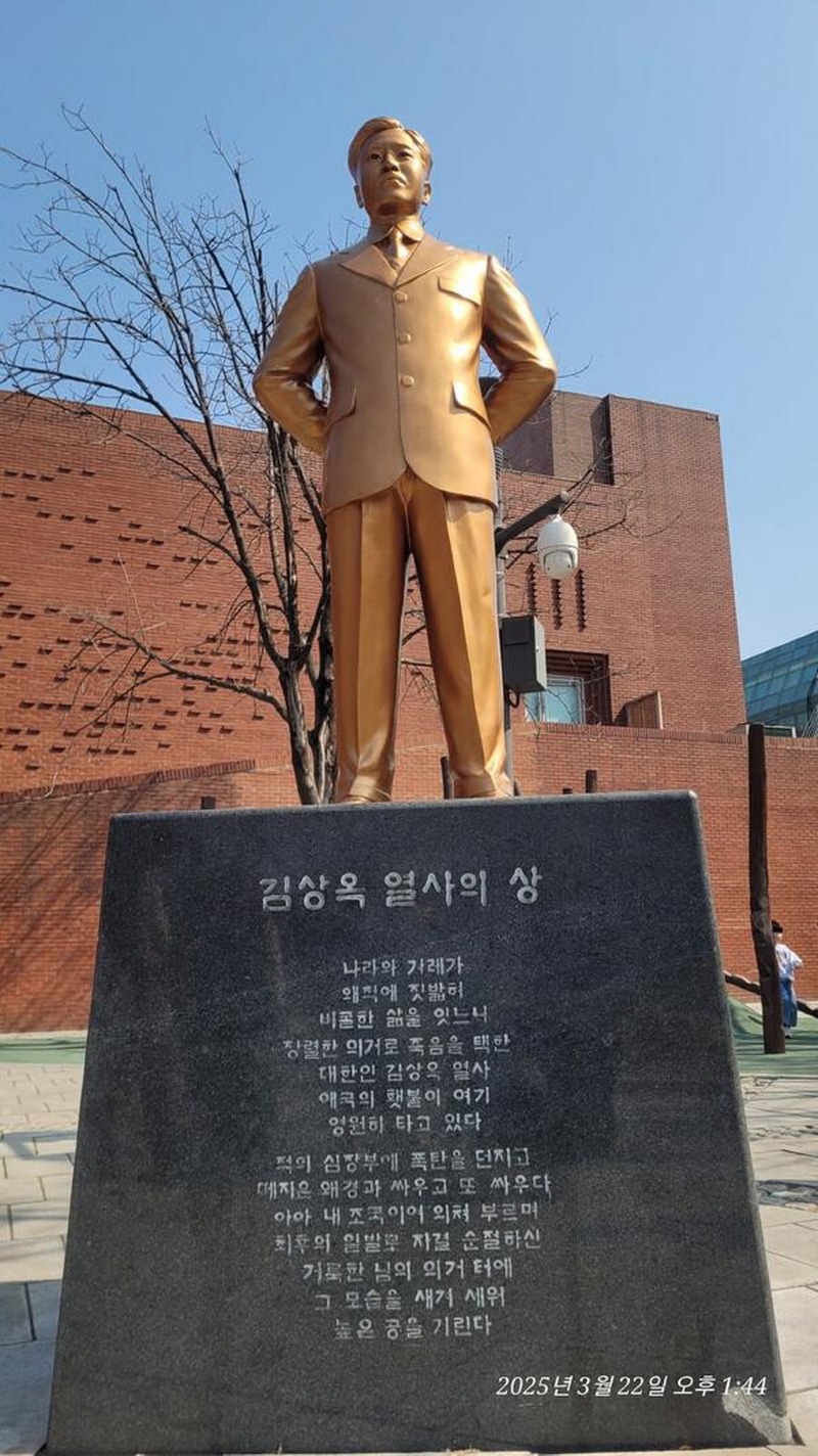 어느 독립운동가가 뒷짐을 지고 사진을 찍은 이유