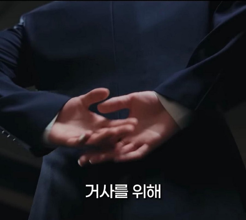 어느 독립운동가가 뒷짐을 지고 사진을 찍은 이유