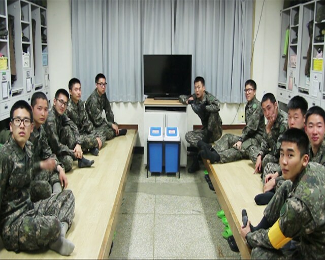 침대 도입전 숨막히던 군대 내무반 모습.jpg