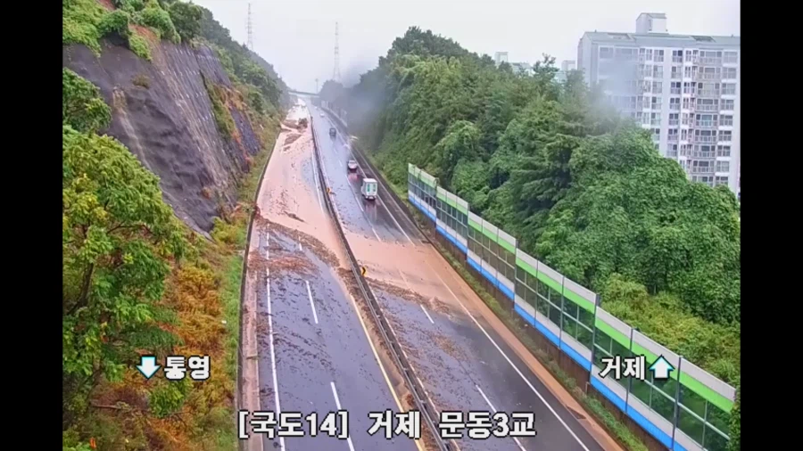 거제 시가지 들어가는 주 도로부터 토사 때문에 난리구나