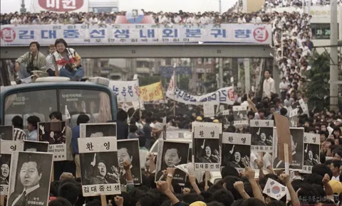 이 대통령, 김대중 전 대통령 서거 17주기 맞아 '김대중 대통령 그립다'
