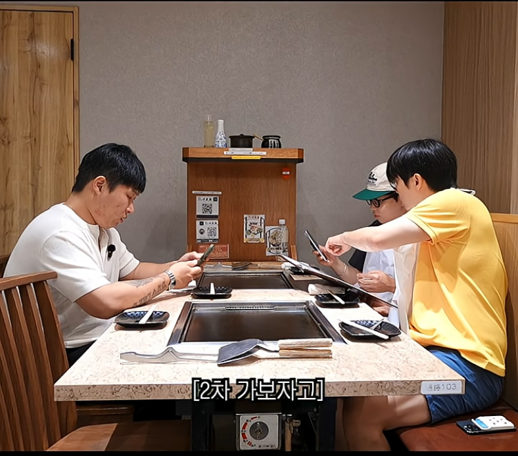 마운자로 맞고 있는데 식욕 폭발한 스윙스.jpg