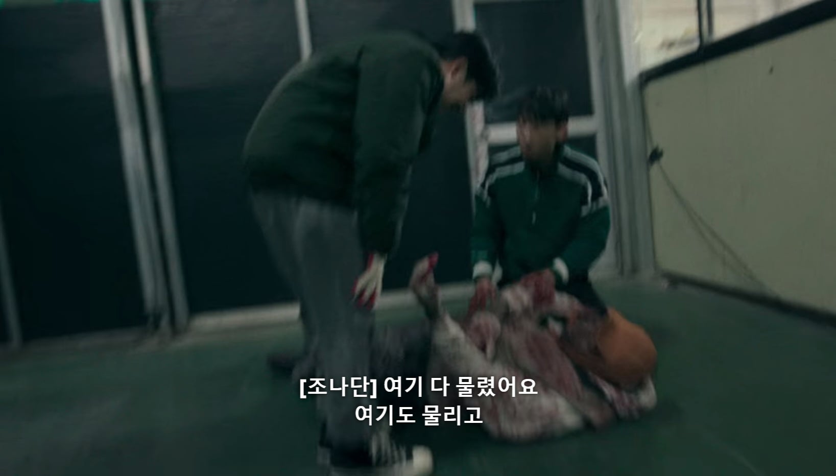 넷플릭스 좀비버스에서 조나단 바로 버리는 파트리샤.jpg