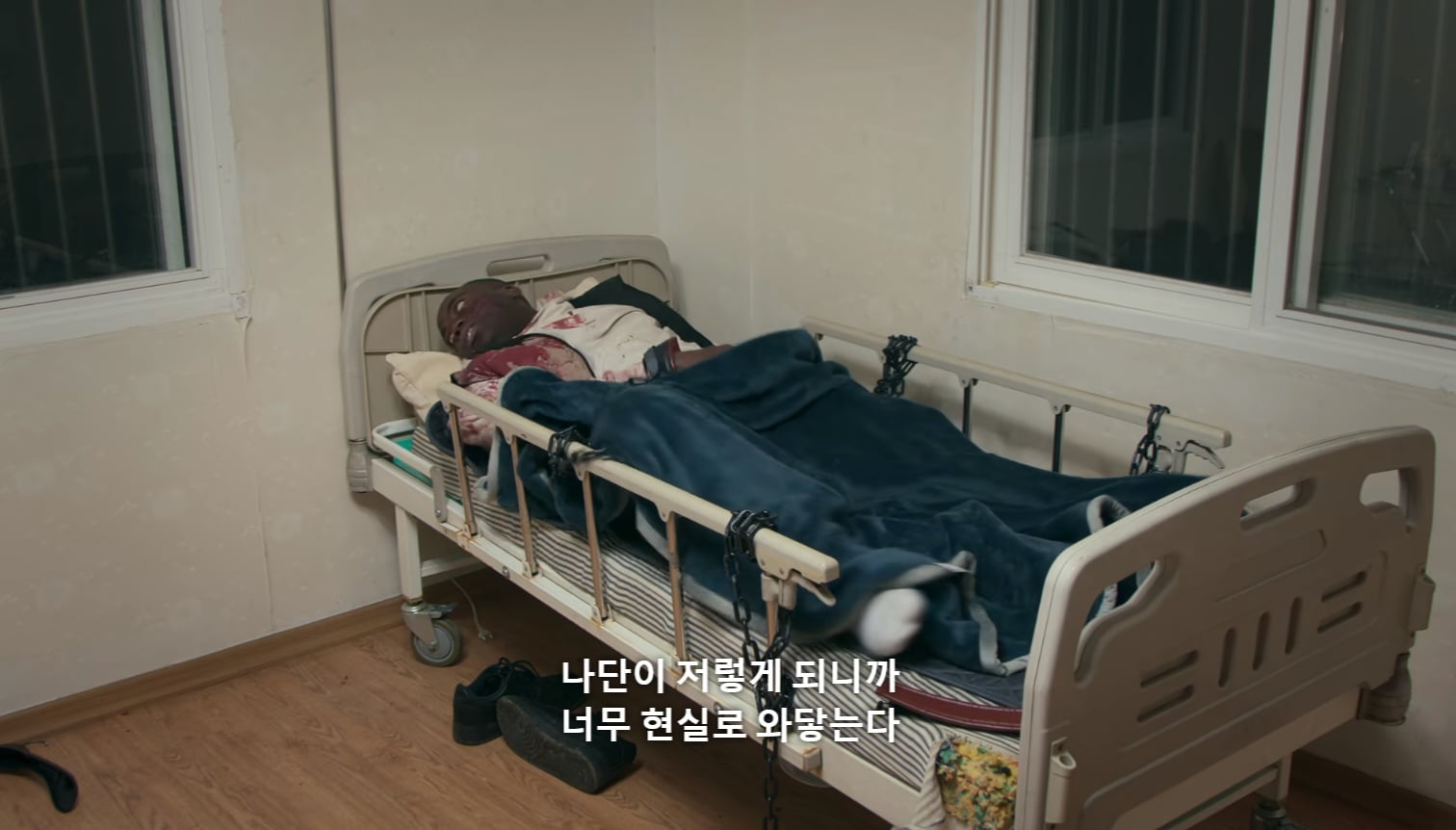 넷플릭스 좀비버스에서 조나단 바로 버리는 파트리샤.jpg