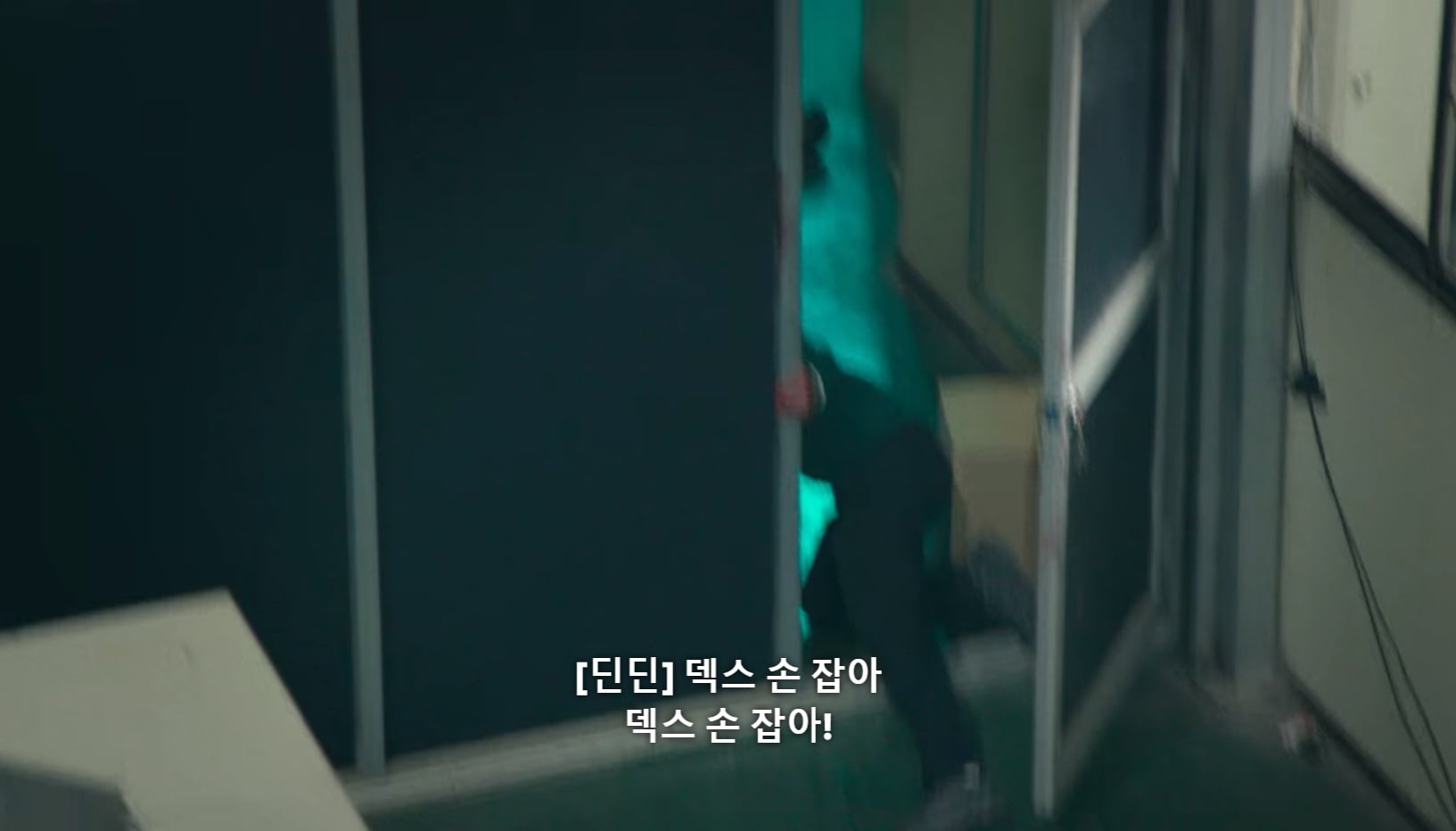 넷플릭스 좀비버스에서 조나단 바로 버리는 파트리샤.jpg