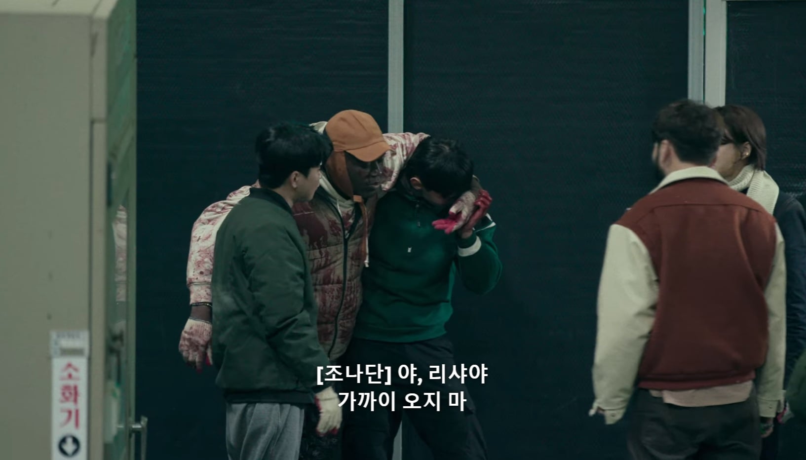 넷플릭스 좀비버스에서 조나단 바로 버리는 파트리샤.jpg