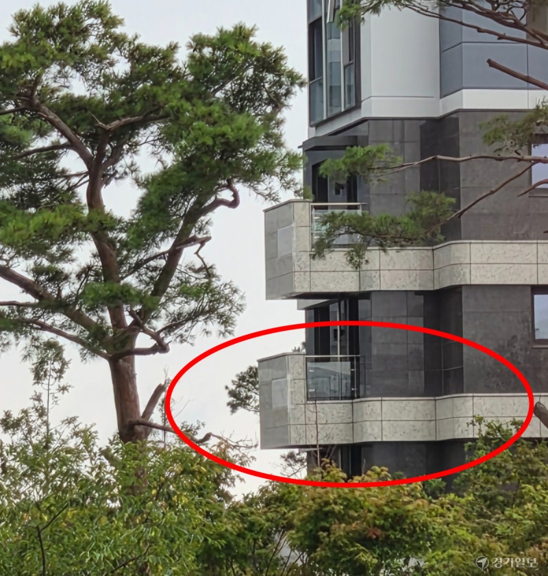 ‘테라스 붕괴’ 인천 송도 아파트, 곳곳 ‘기울어짐’ 포착