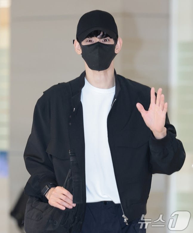 활동 재개 , 배우 김수현 입국 사진