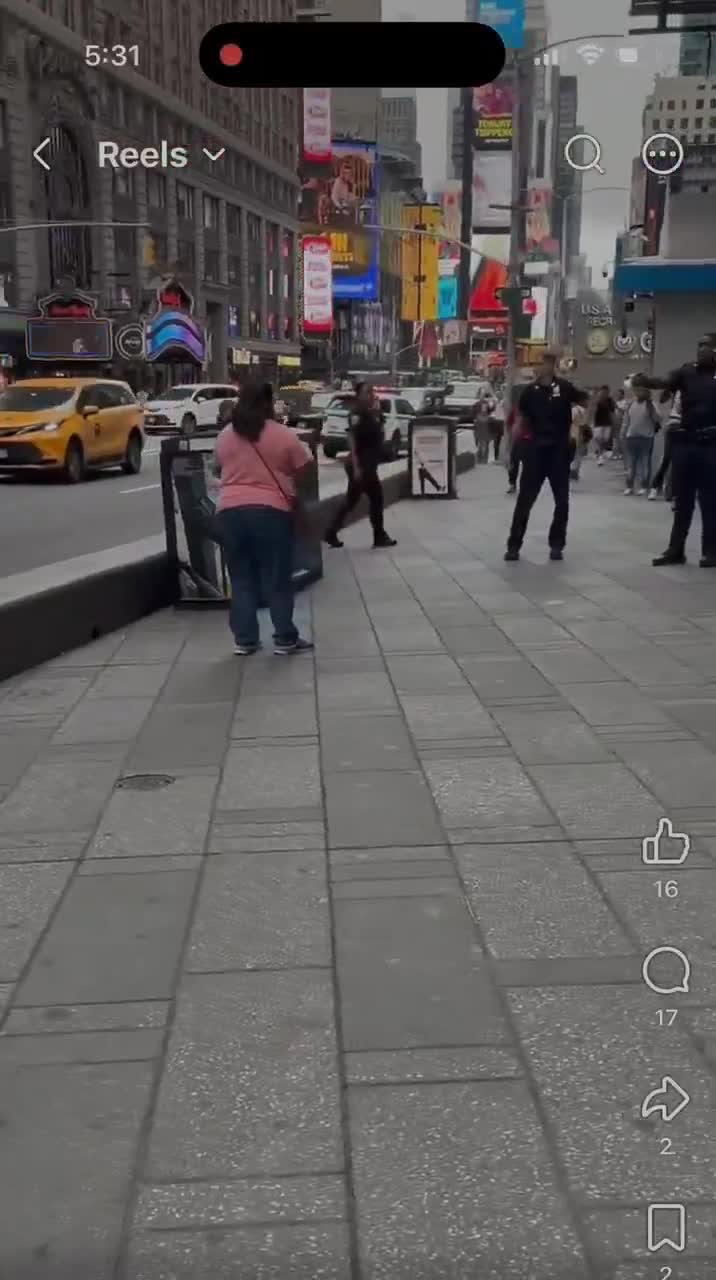 혐주의) 현재 난리난 뉴욕 타임스퀘어에서 칼부림 한 여성의 최후.gif