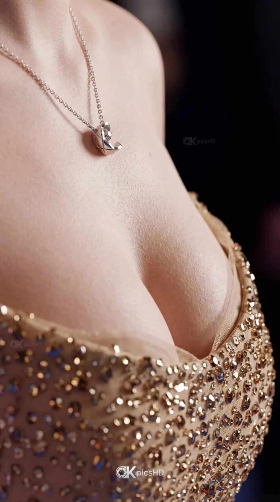 동남아팬이 망원렌즈로 카리나 목걸이를 찍은 사진.JPG