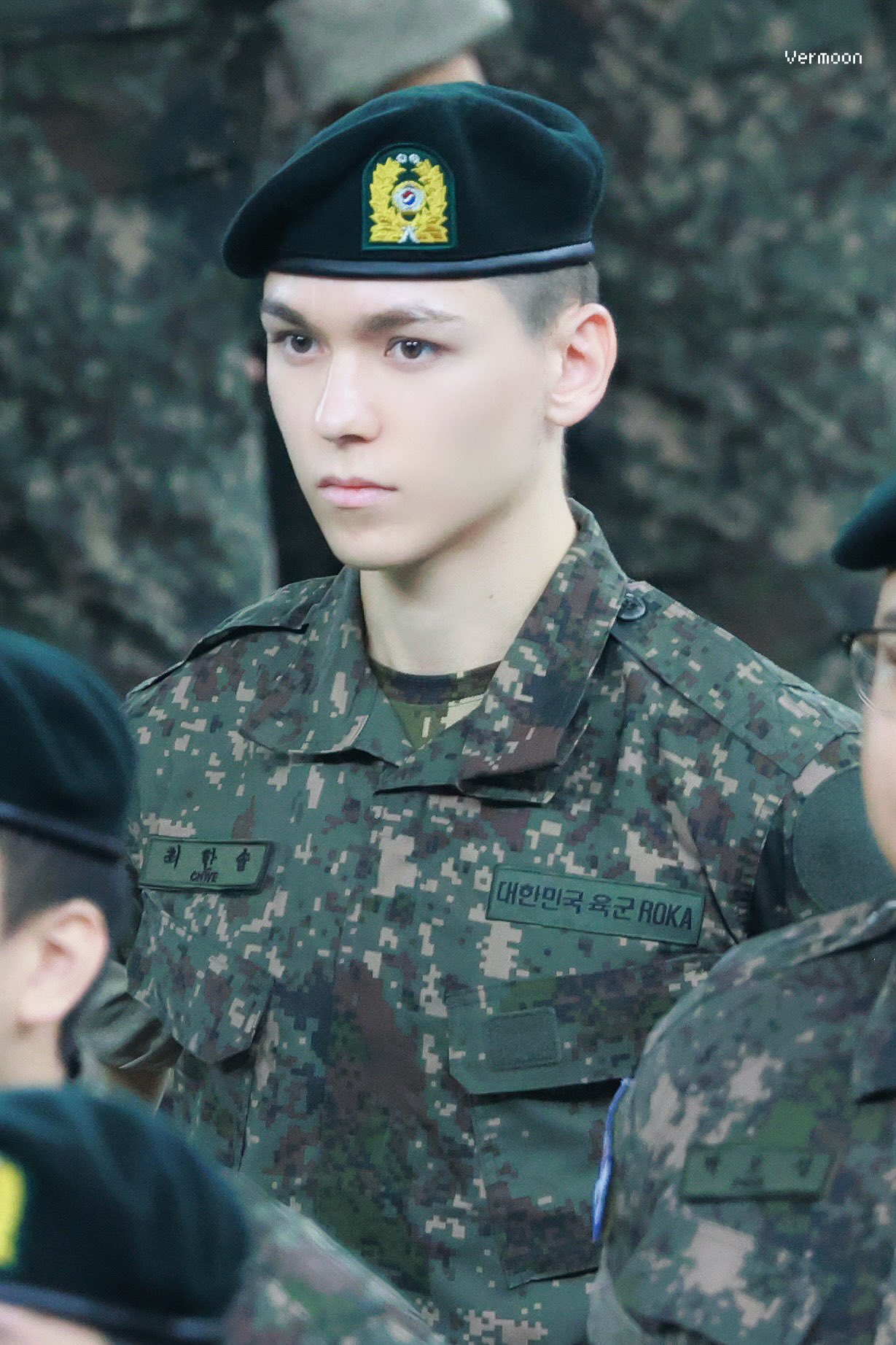 실시간 육군훈련소 수료식하는 모 연예인.jpg
