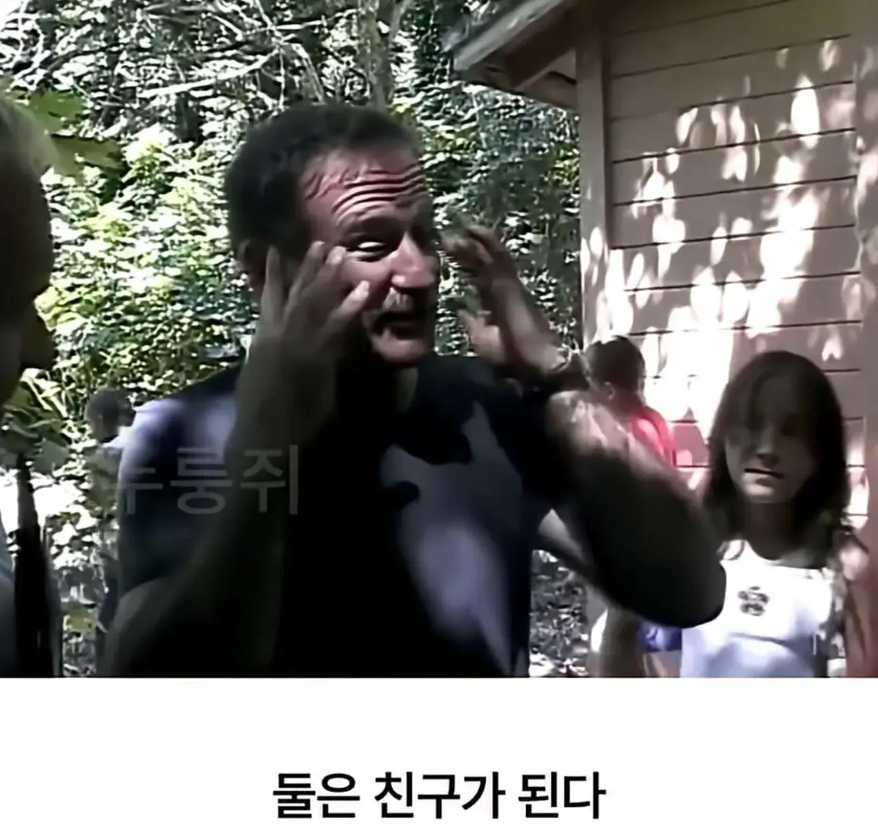세계 최초로 수어를 이용해 인간과의 대화에 성공한 고릴라.jpg