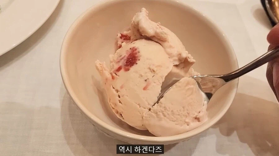 ???: 이야 이 집은 아이스크림 따로 팔아도 되겠네