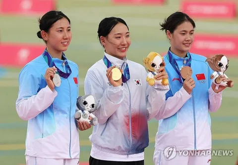 근대 5종 금메달!/첫 메달은 사이클 도로독주 신지은/정구 여자 단체 동메달!