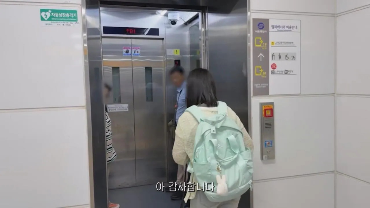 동생들에게 떡볶이 사주려 직접 사러간 시각장애인
