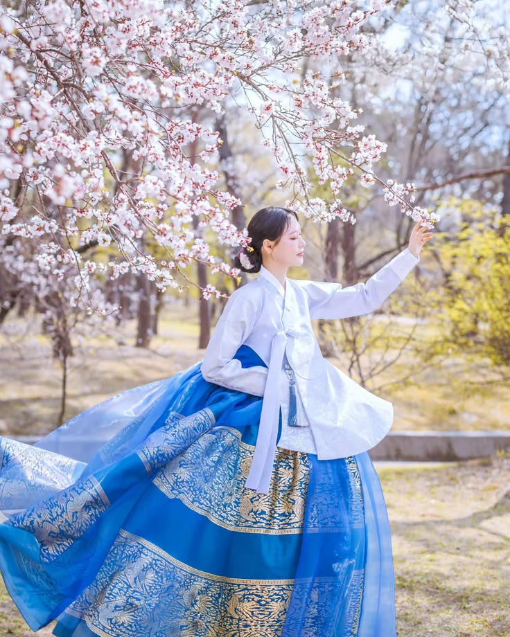 덬들이 추석 연휴 동안 입고 다닐 한복 선택하기