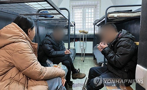 우크라, 북한군 포로 송환 공개…한국은 비공개 요청