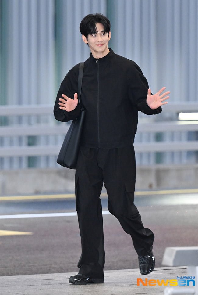 김수현 오늘 출국 사진