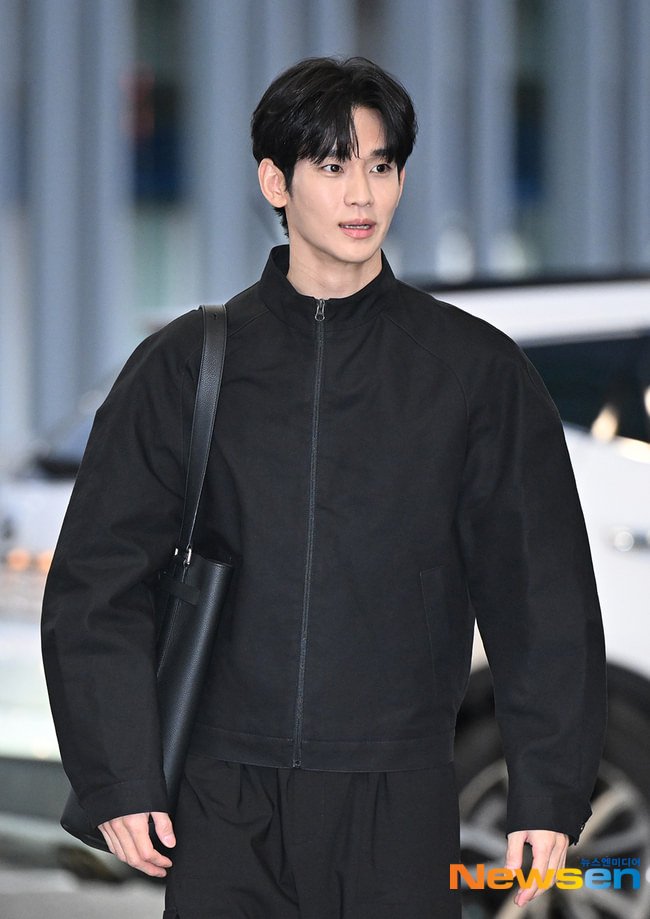 김수현 오늘 출국 사진