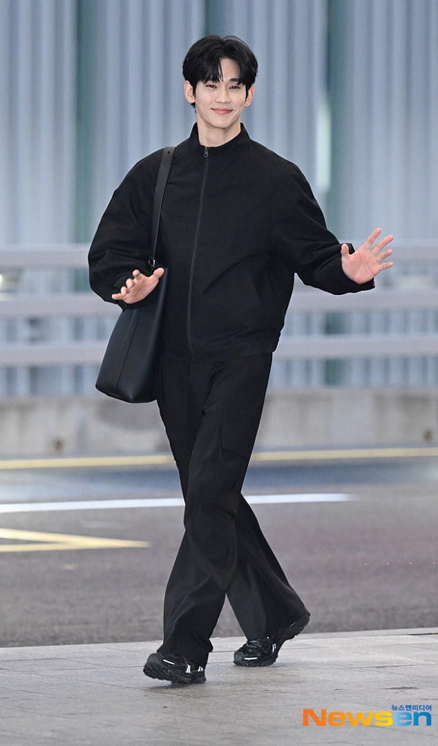 김수현 오늘 출국 사진