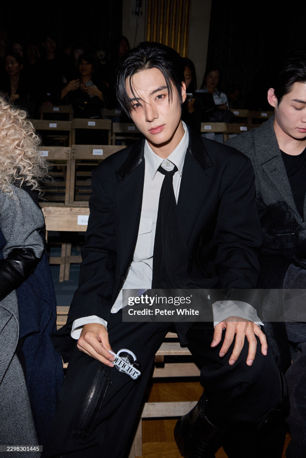 오늘자 파리패션위크 참석한 더보이즈 에릭...jpg