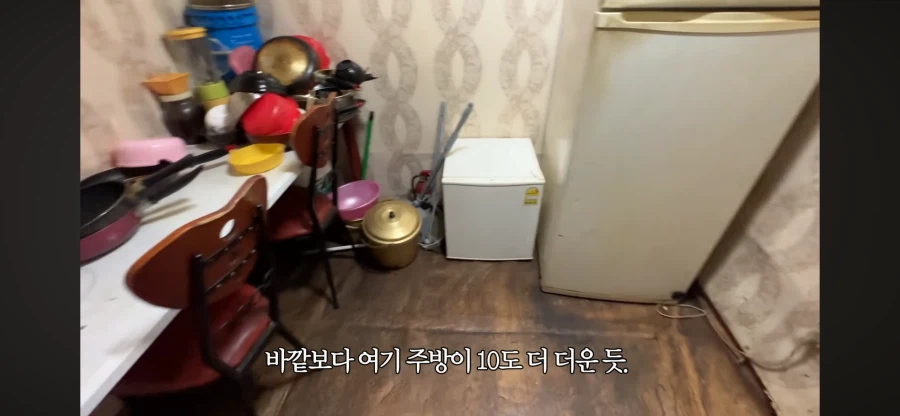 리뷰 1점대 고시원 살아보기 시도하는 여자 유튜버.