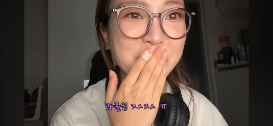 리뷰 1점대 고시원 살아보기 시도하는 여자 유튜버.
