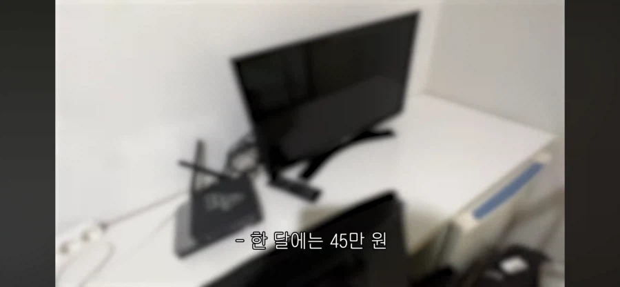 리뷰 1점대 고시원 살아보기 시도하는 여자 유튜버.